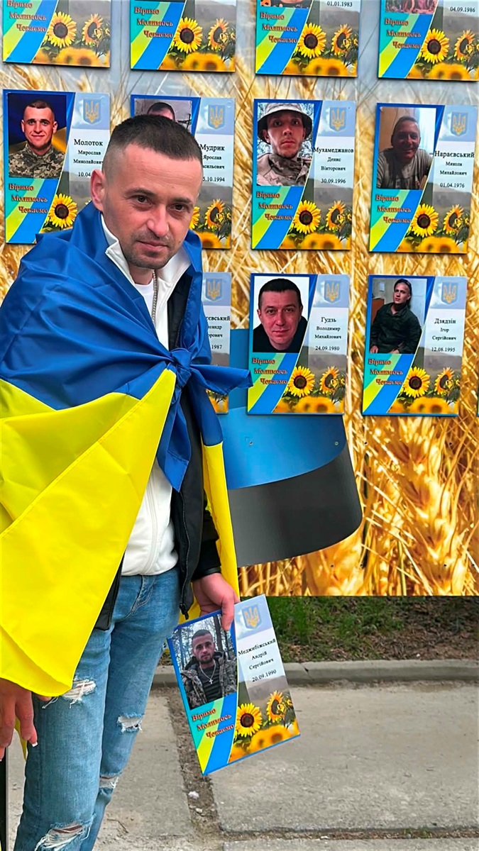 У Старокостянтинові вперше звільнений з полону військовий зняв свій портрет з Алеї Незламних