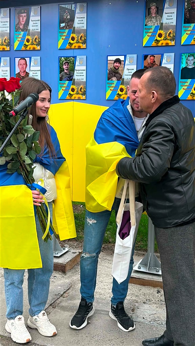 У Старокостянтинові вперше звільнений з полону військовий зняв свій портрет з Алеї Незламних