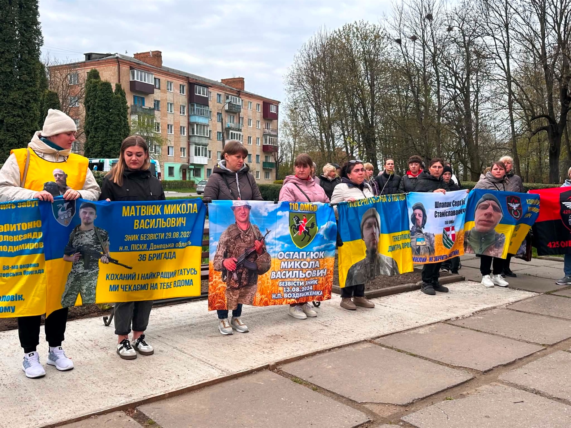 У Старокостянтинові вперше звільнений з полону військовий зняв свій портрет з Алеї Незламних