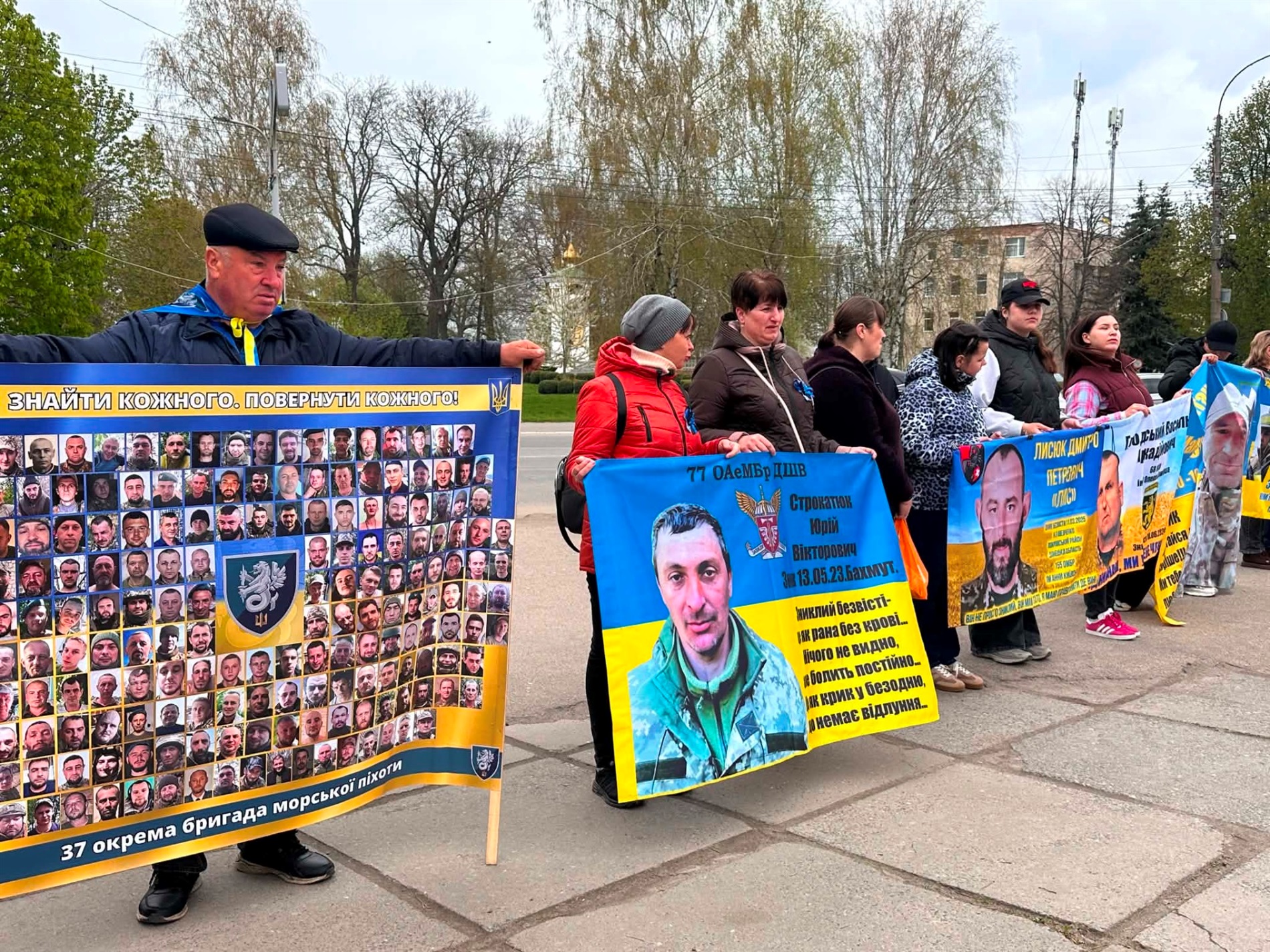 У Старокостянтинові вперше звільнений з полону військовий зняв свій портрет з Алеї Незламних