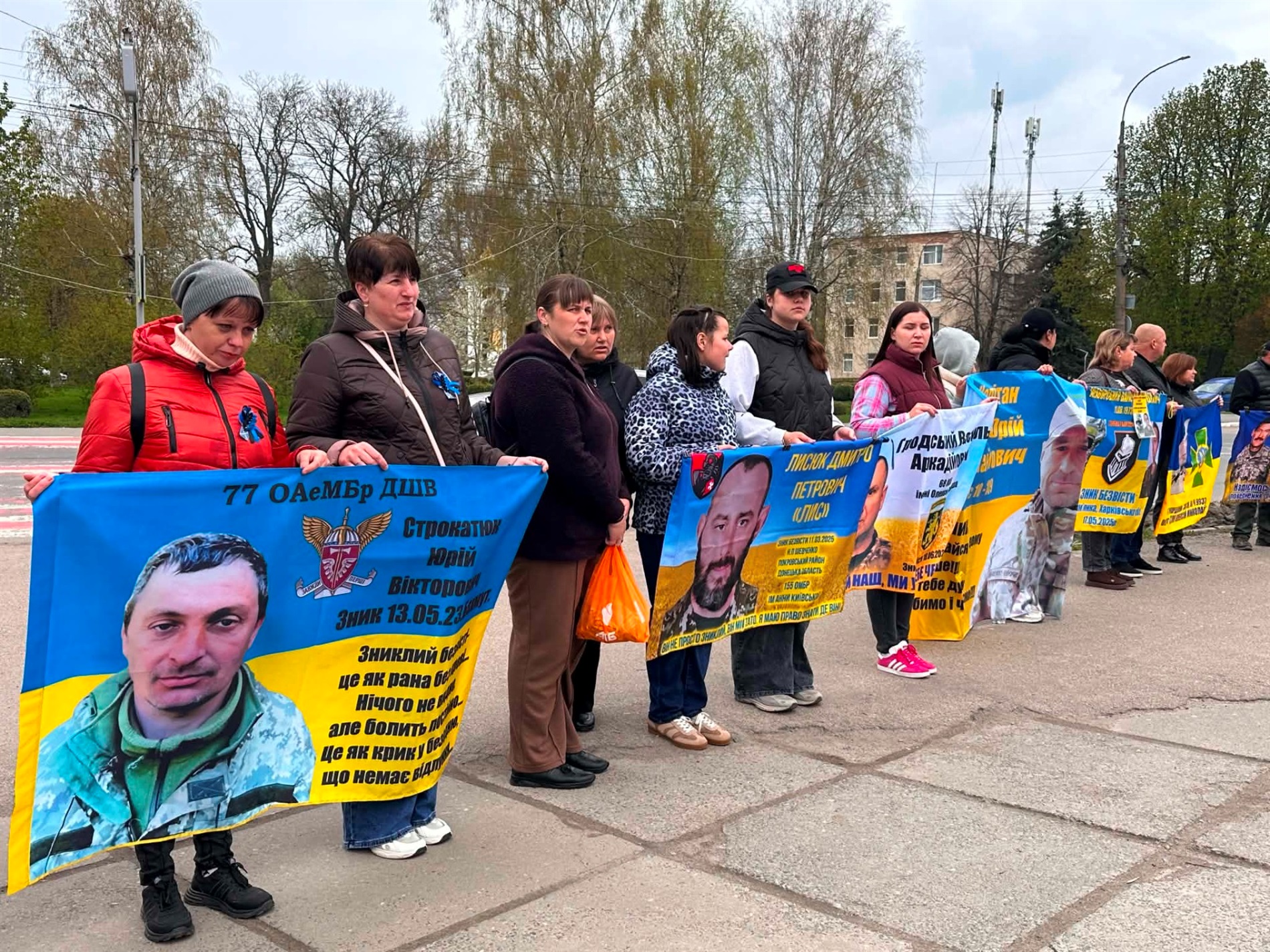 У Старокостянтинові вперше звільнений з полону військовий зняв свій портрет з Алеї Незламних