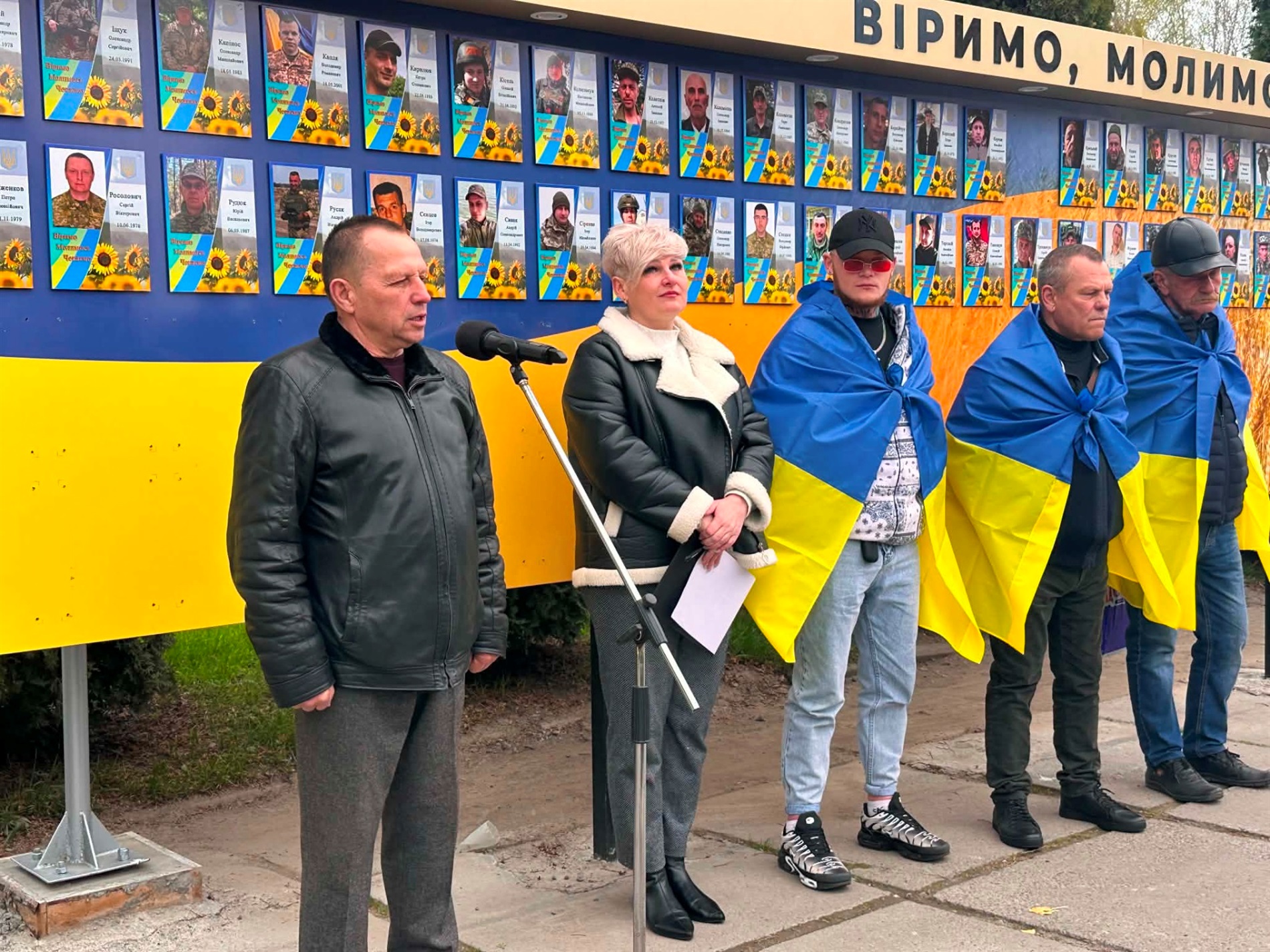 У Старокостянтинові вперше звільнений з полону військовий зняв свій портрет з Алеї Незламних