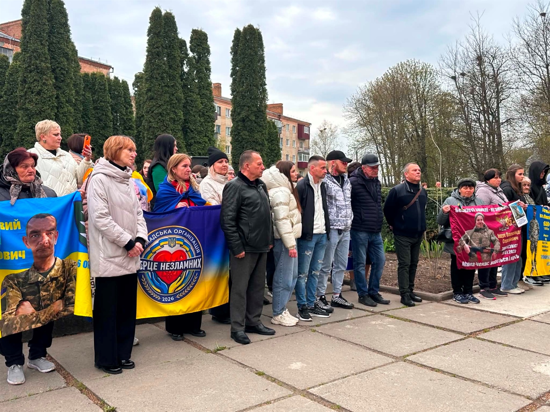 У Старокостянтинові вперше звільнений з полону військовий зняв свій портрет з Алеї Незламних