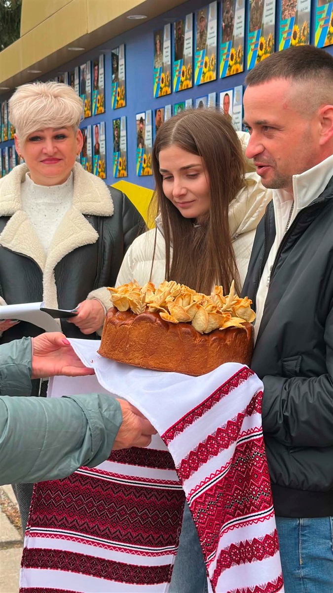 У Старокостянтинові вперше звільнений з полону військовий зняв свій портрет з Алеї Незламних