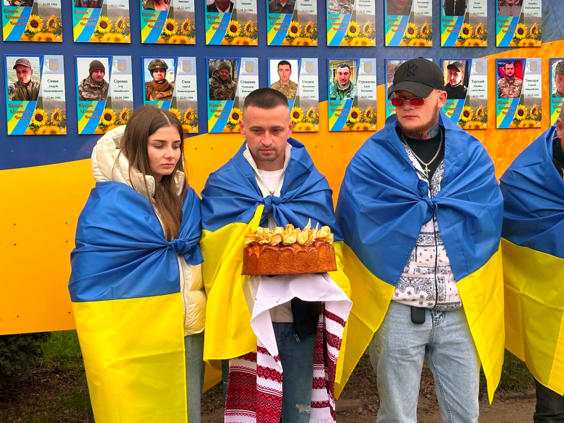 У Старокостянтинові вперше звільнений з полону військовий зняв свій портрет з Алеї Незламних