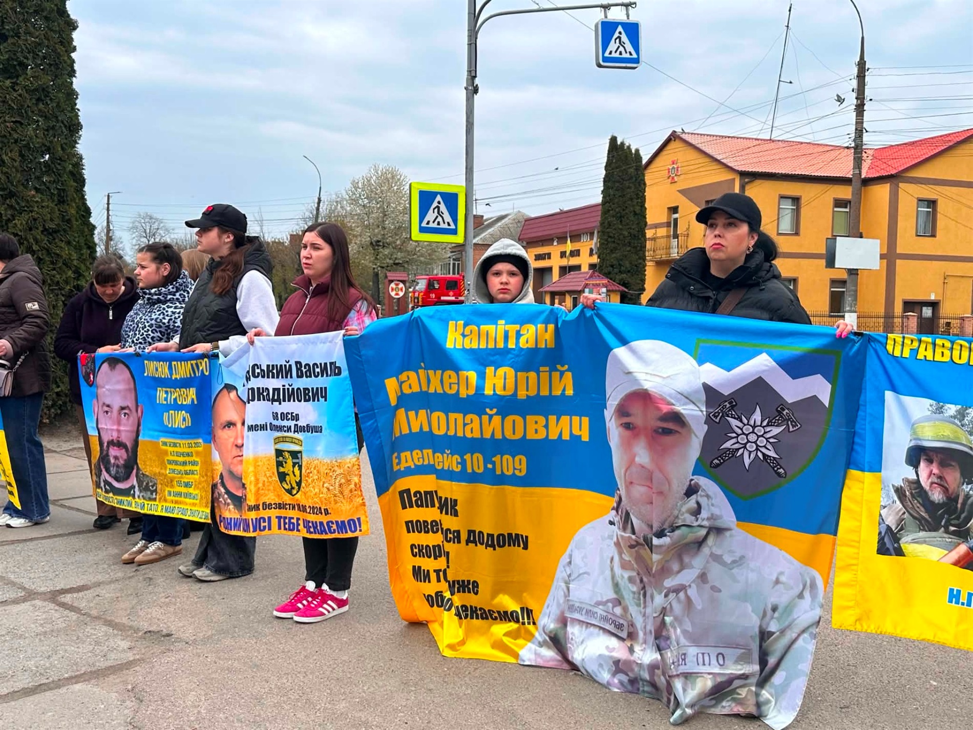 У Старокостянтинові вперше звільнений з полону військовий зняв свій портрет з Алеї Незламних