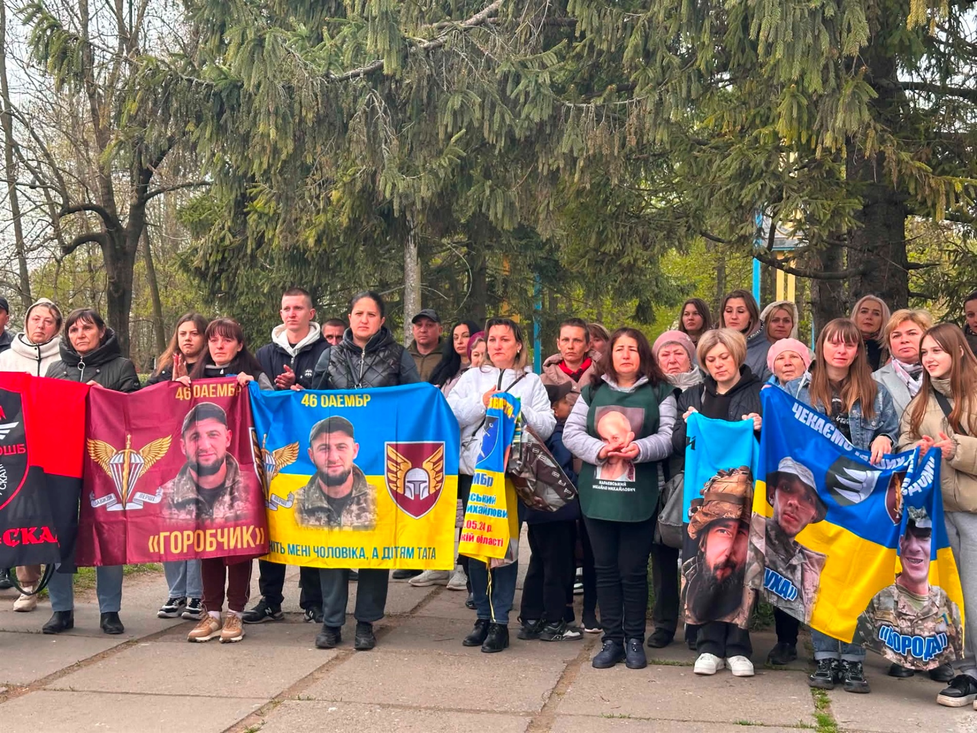 У Старокостянтинові вперше звільнений з полону військовий зняв свій портрет з Алеї Незламних