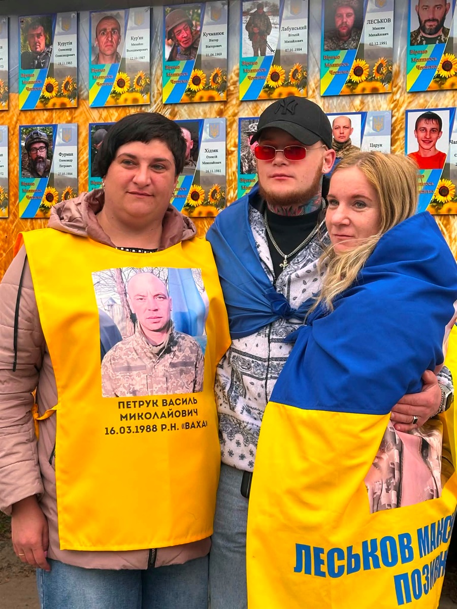 У Старокостянтинові вперше звільнений з полону військовий зняв свій портрет з Алеї Незламних