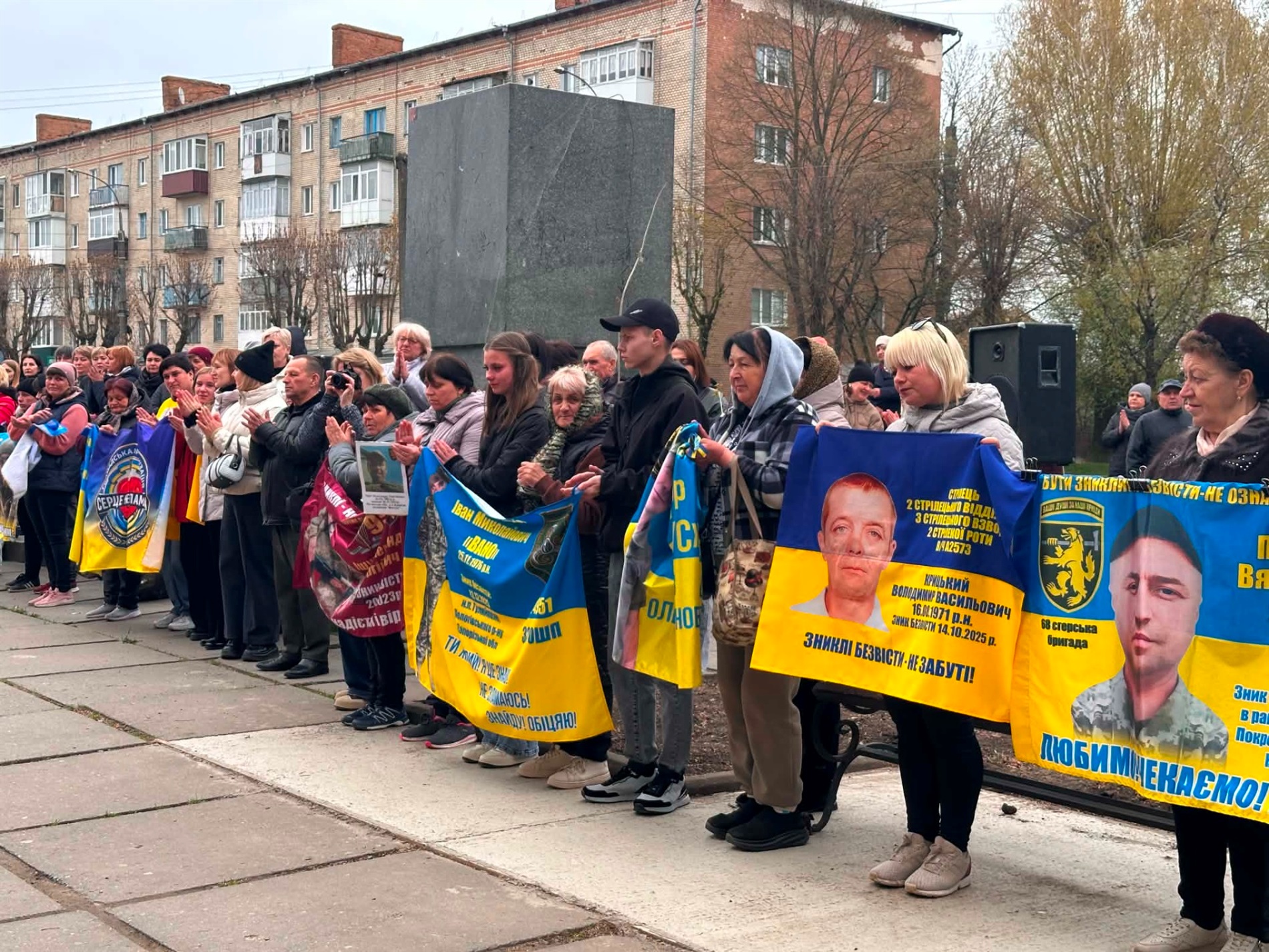 У Старокостянтинові вперше звільнений з полону військовий зняв свій портрет з Алеї Незламних