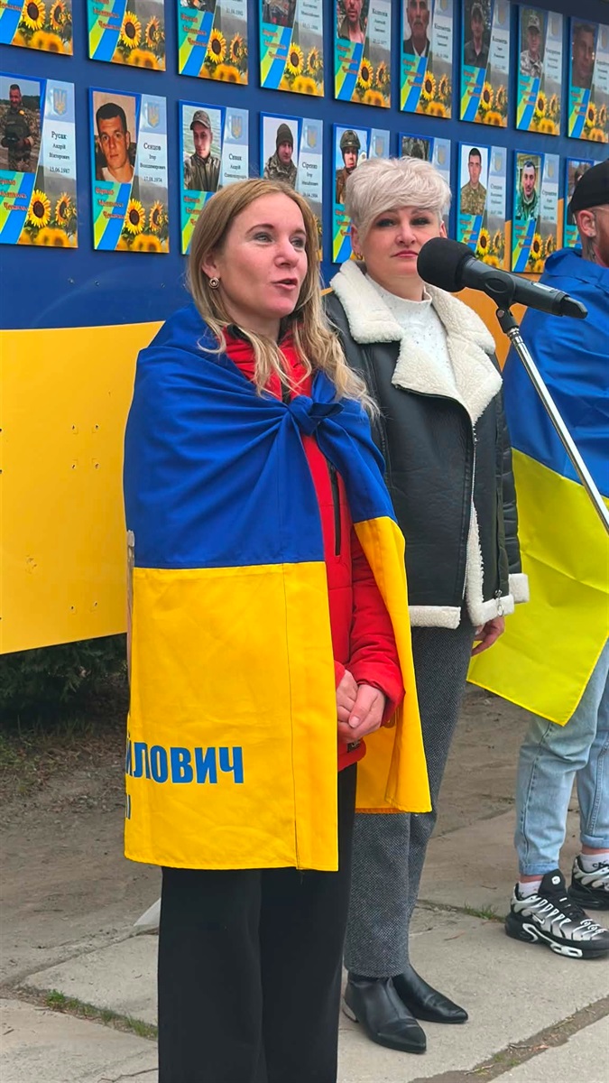 У Старокостянтинові вперше звільнений з полону військовий зняв свій портрет з Алеї Незламних