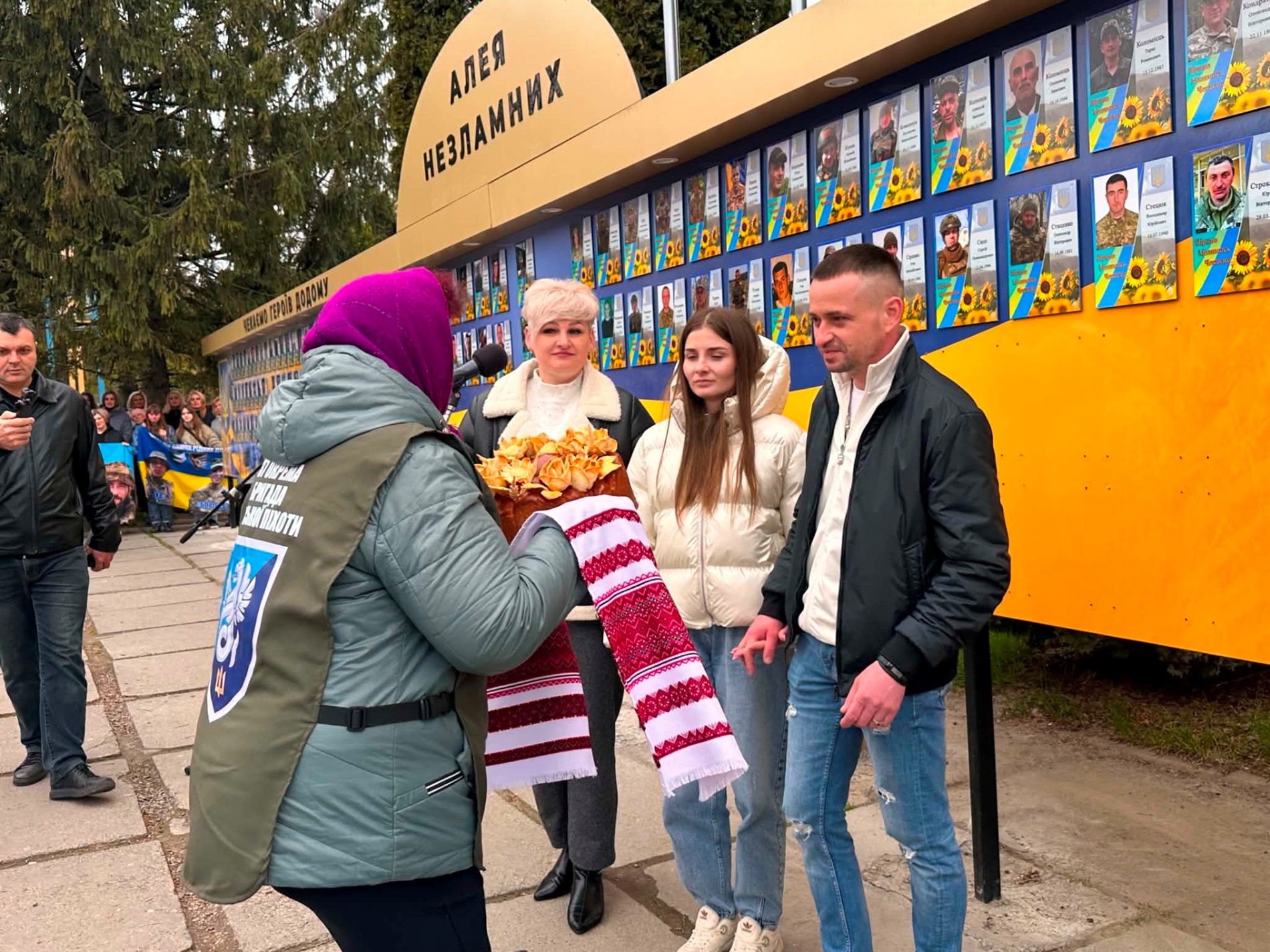 У Старокостянтинові вперше звільнений з полону військовий зняв свій портрет з Алеї Незламних