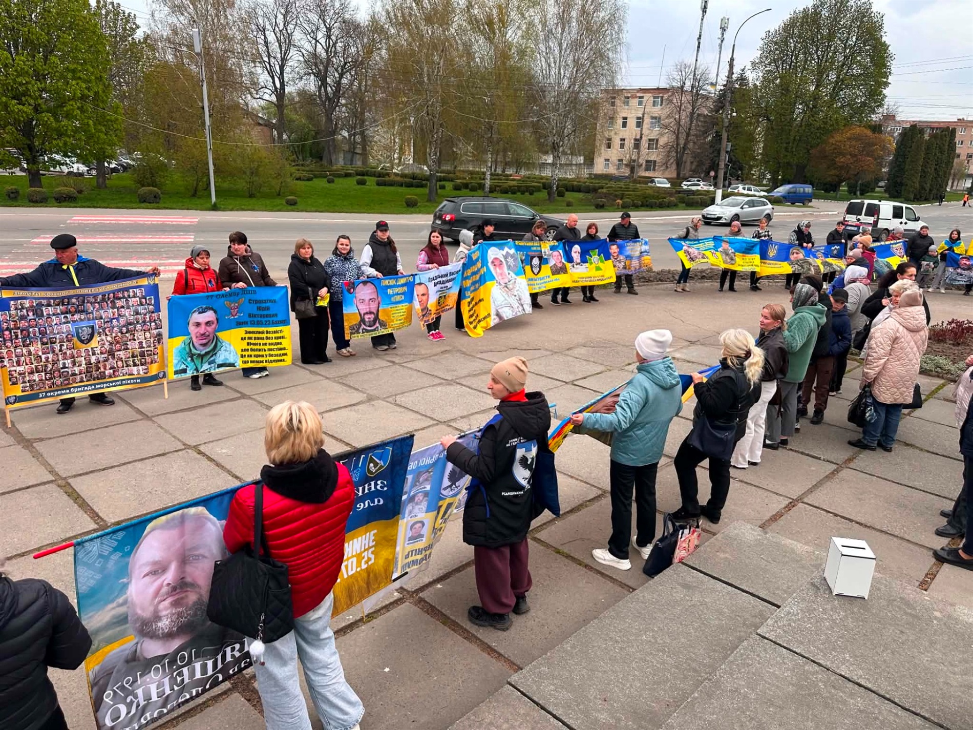 У Старокостянтинові вперше звільнений з полону військовий зняв свій портрет з Алеї Незламних