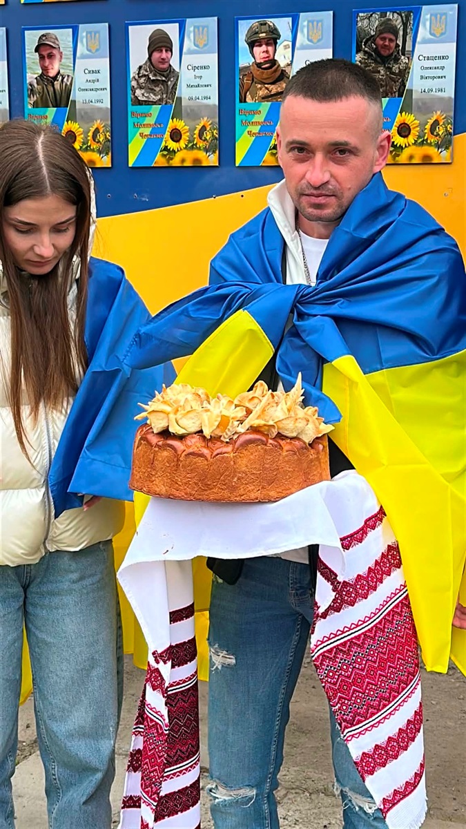 У Старокостянтинові вперше звільнений з полону військовий зняв свій портрет з Алеї Незламних