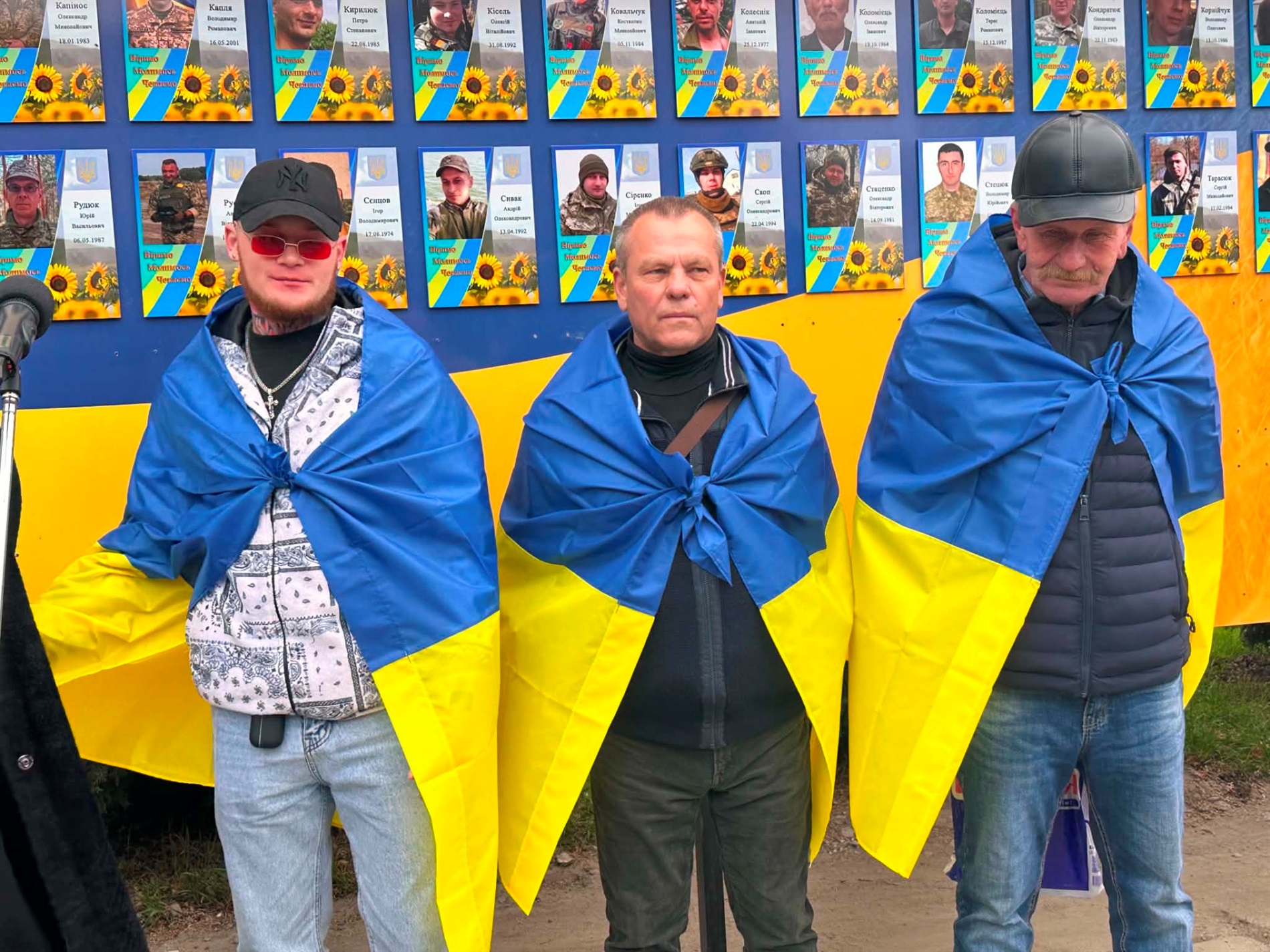 У Старокостянтинові вперше звільнений з полону військовий зняв свій портрет з Алеї Незламних