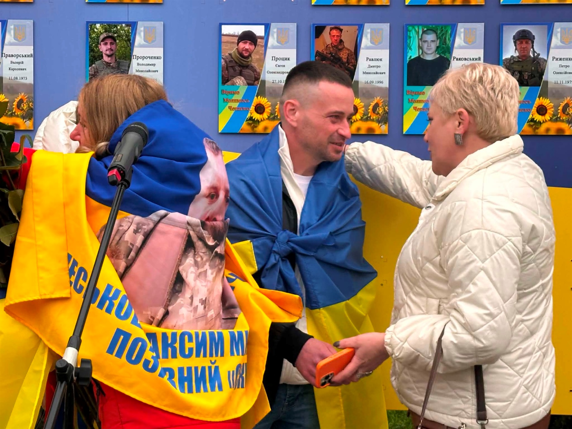 У Старокостянтинові вперше звільнений з полону військовий зняв свій портрет з Алеї Незламних