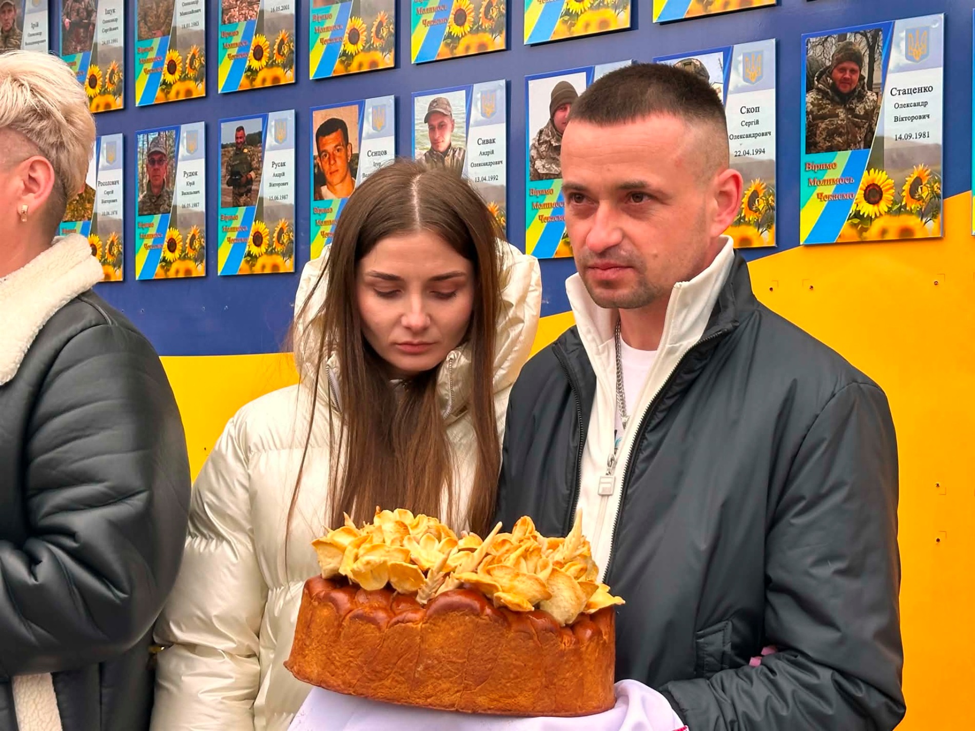 У Старокостянтинові вперше звільнений з полону військовий зняв свій портрет з Алеї Незламних