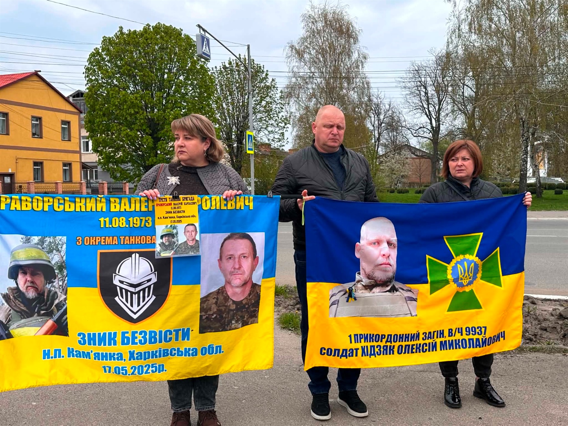 У Старокостянтинові вперше звільнений з полону військовий зняв свій портрет з Алеї Незламних