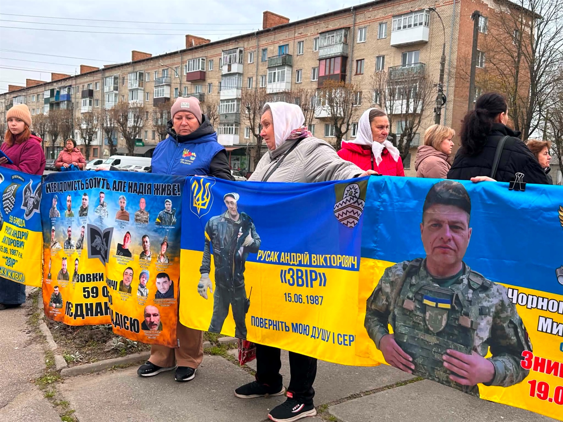 У Старокостянтинові вперше звільнений з полону військовий зняв свій портрет з Алеї Незламних