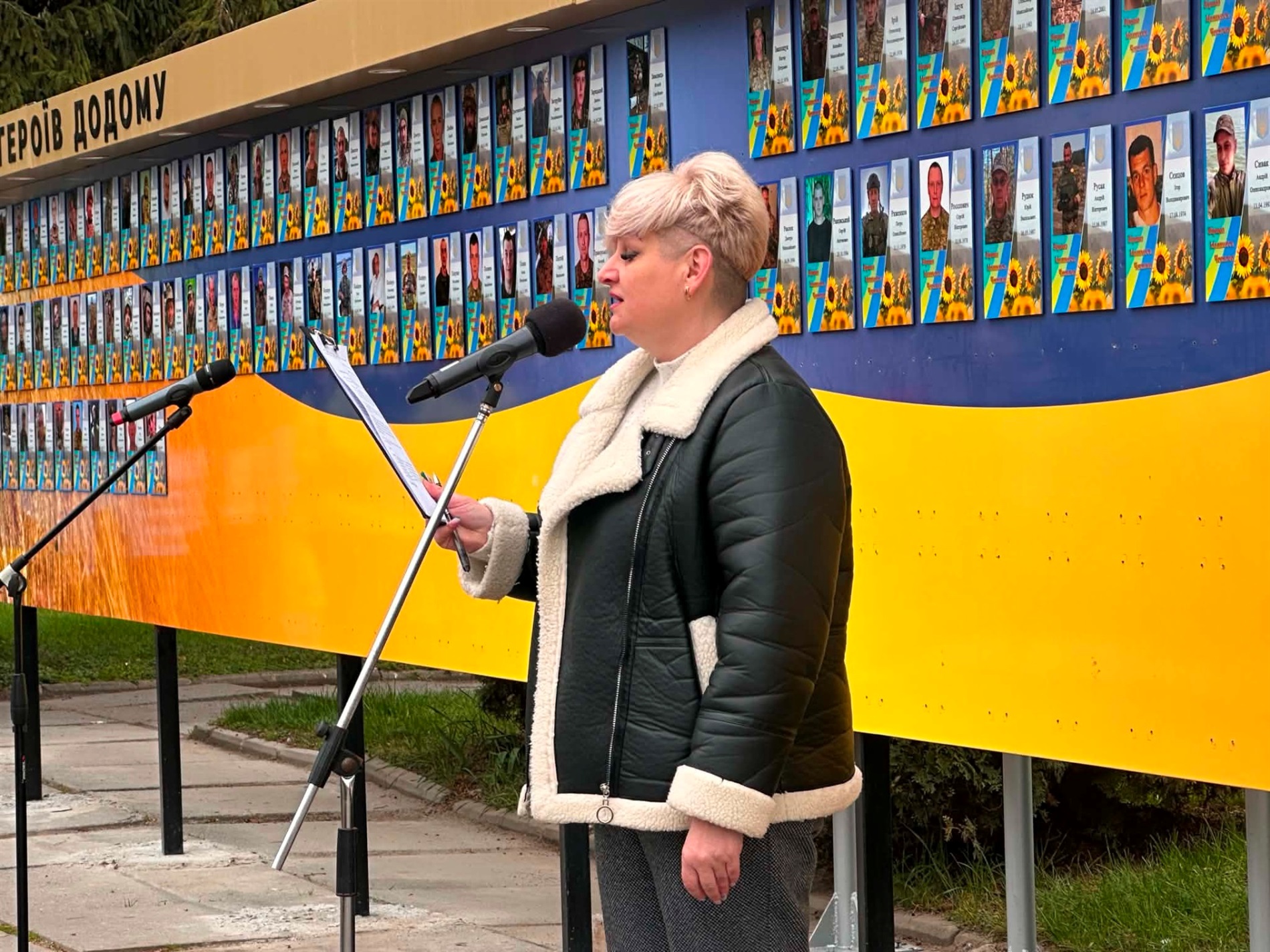 У Старокостянтинові вперше звільнений з полону військовий зняв свій портрет з Алеї Незламних