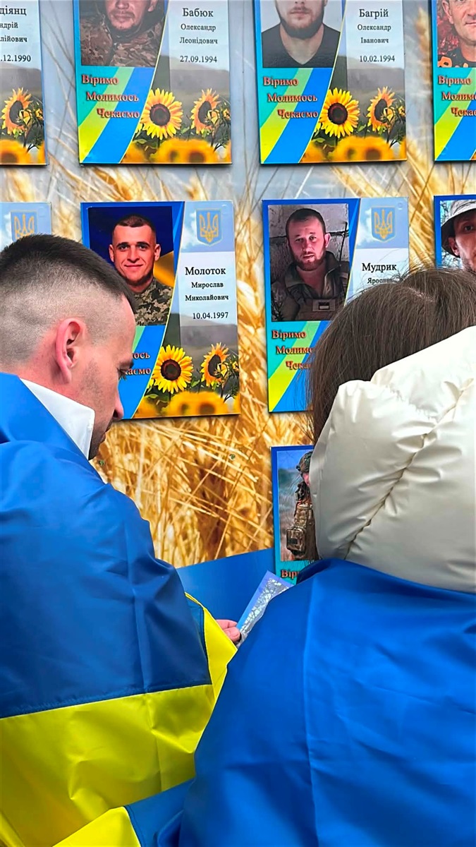 У Старокостянтинові вперше звільнений з полону військовий зняв свій портрет з Алеї Незламних