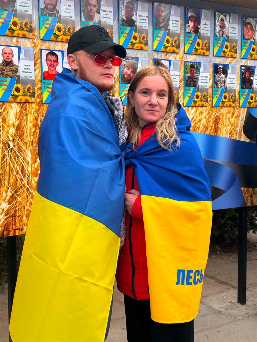 У Старокостянтинові вперше звільнений з полону військовий зняв свій портрет з Алеї Незламних