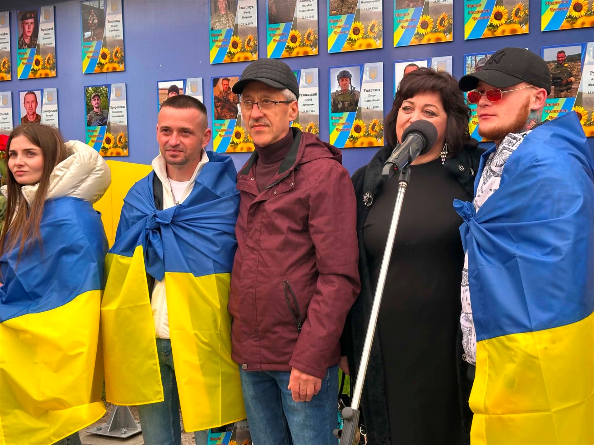 У Старокостянтинові вперше звільнений з полону військовий зняв свій портрет з Алеї Незламних