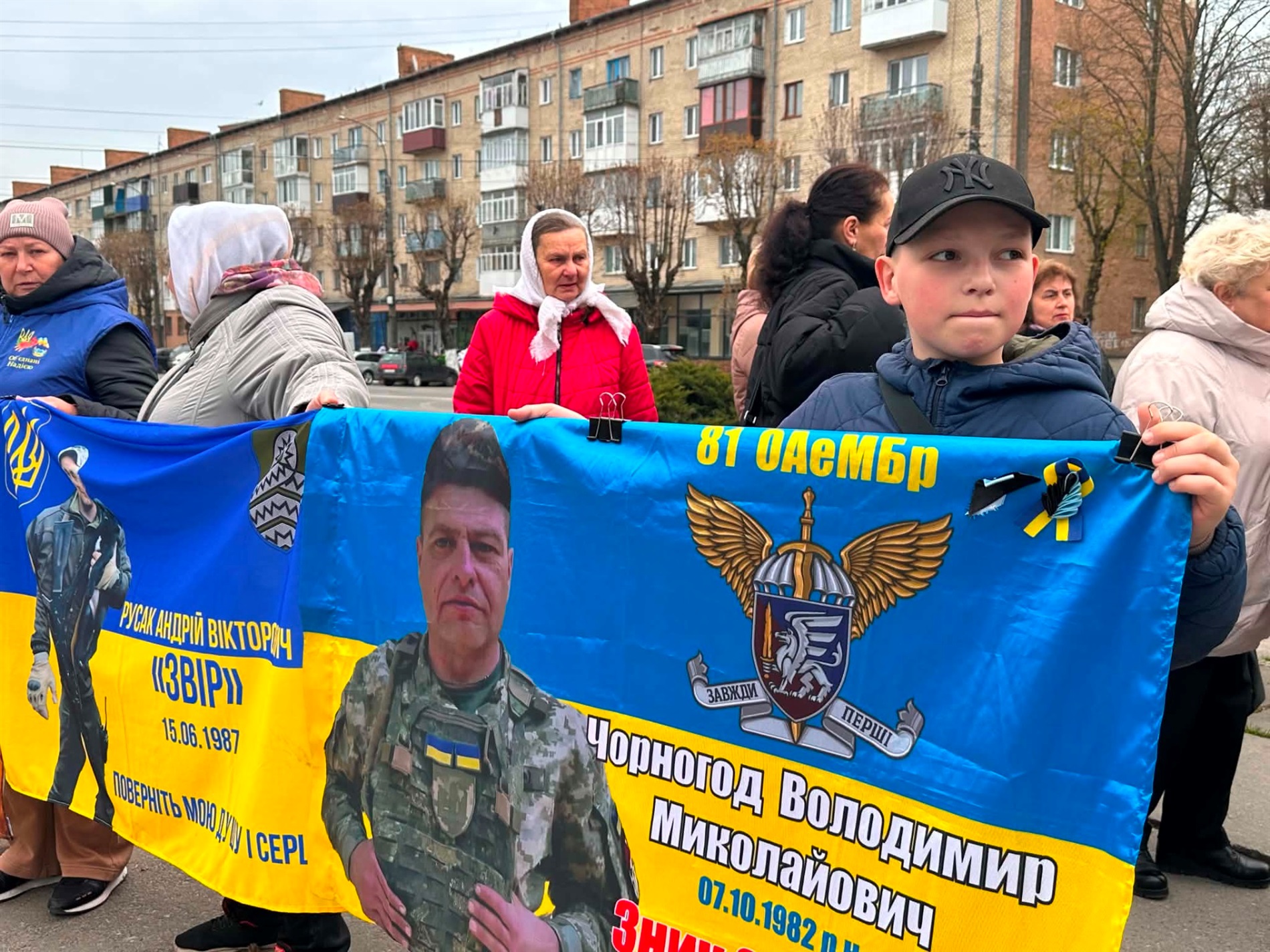 У Старокостянтинові вперше звільнений з полону військовий зняв свій портрет з Алеї Незламних