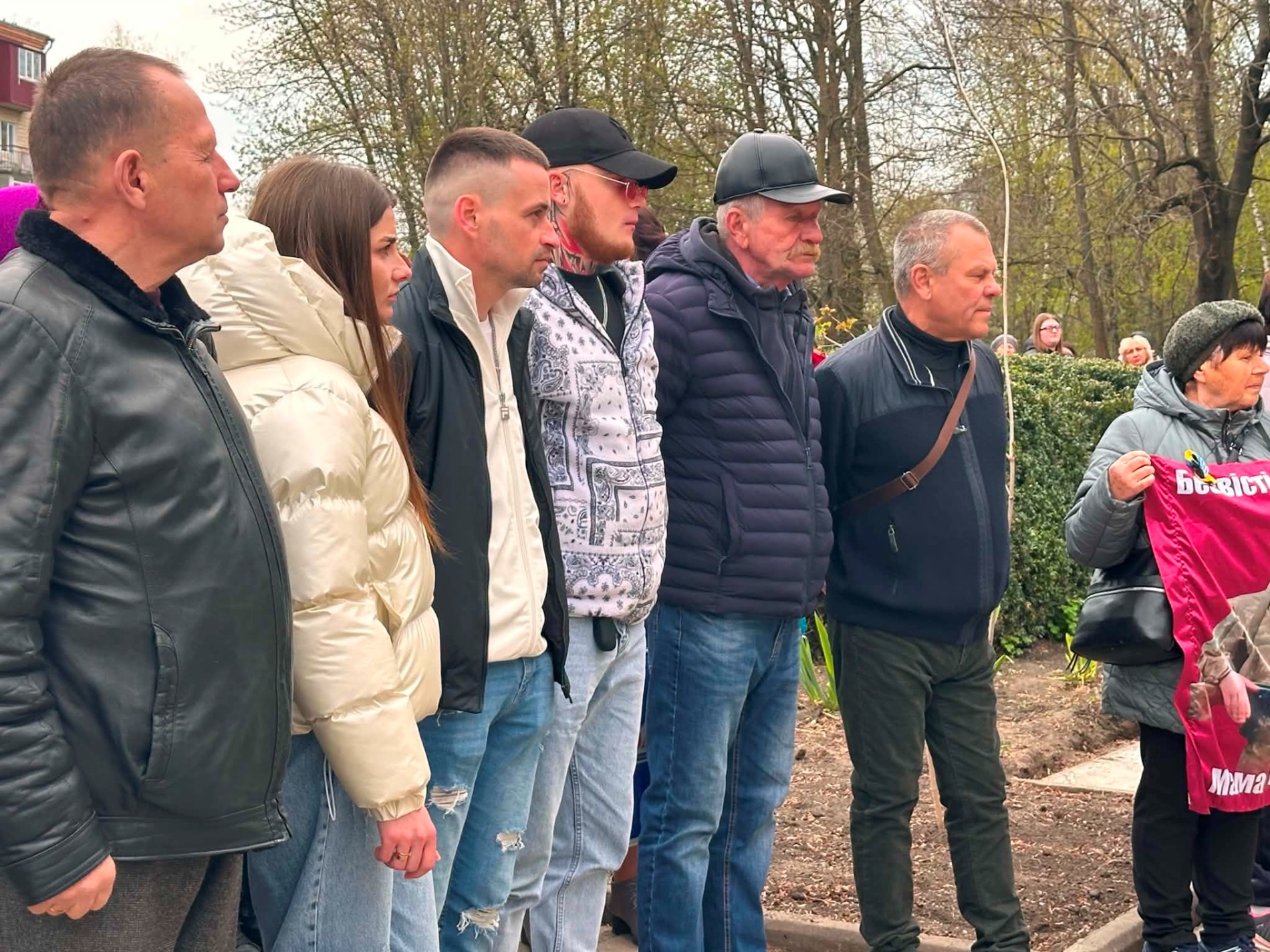 У Старокостянтинові вперше звільнений з полону військовий зняв свій портрет з Алеї Незламних