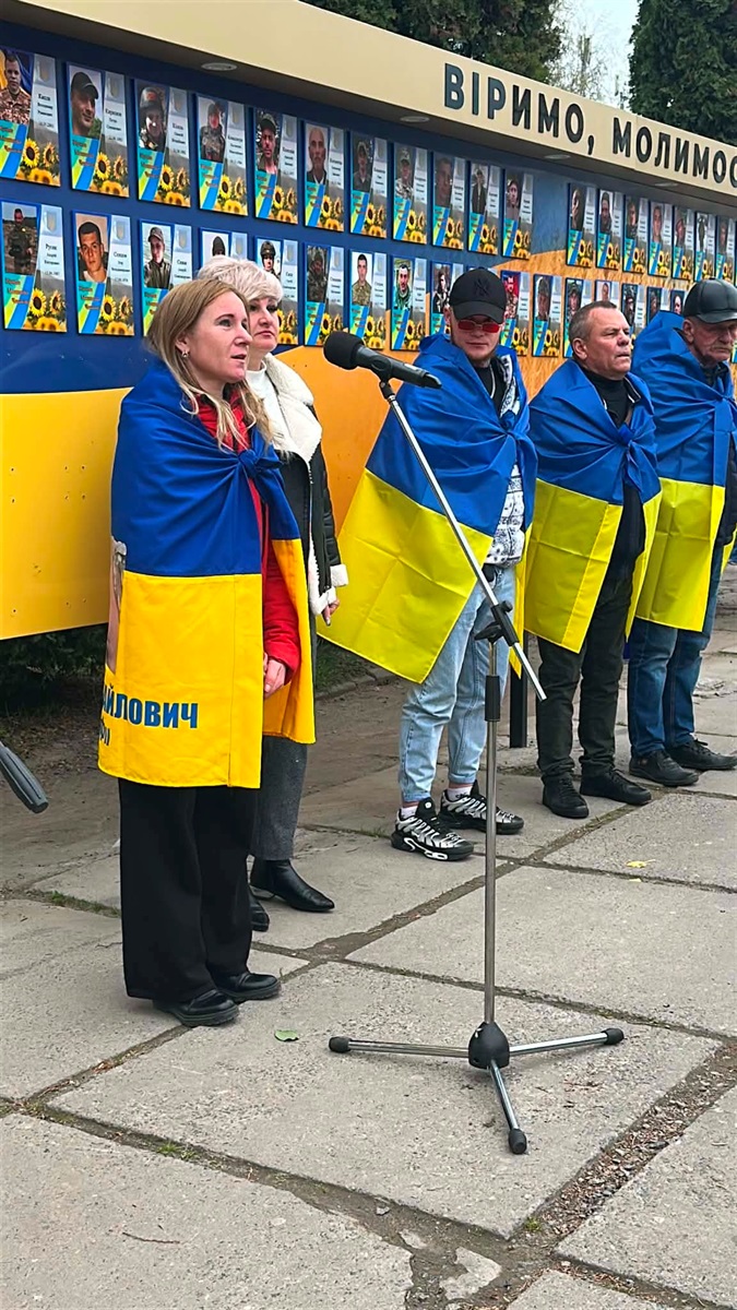 У Старокостянтинові вперше звільнений з полону військовий зняв свій портрет з Алеї Незламних