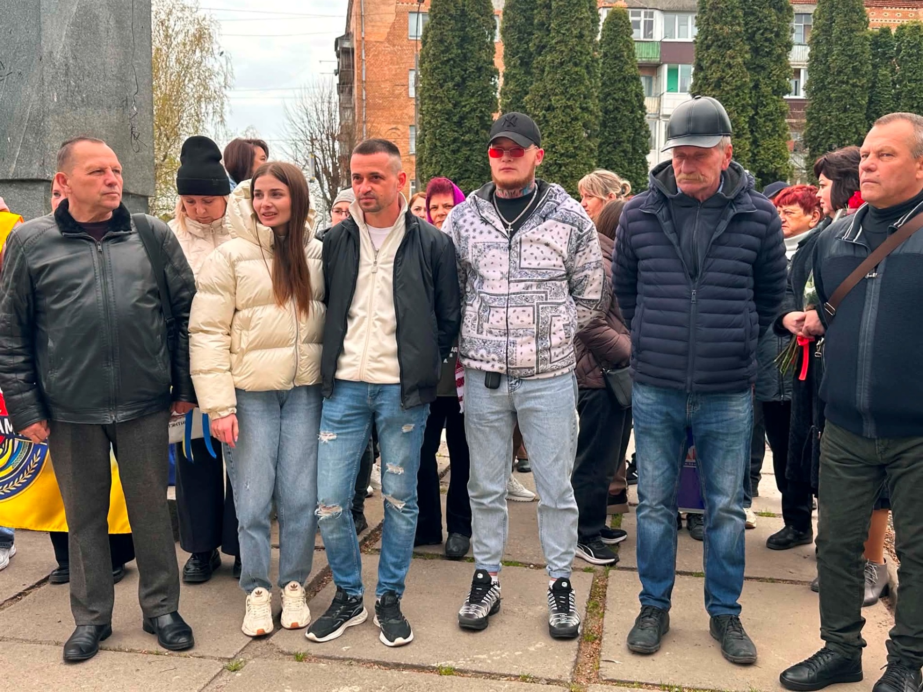 У Старокостянтинові вперше звільнений з полону військовий зняв свій портрет з Алеї Незламних