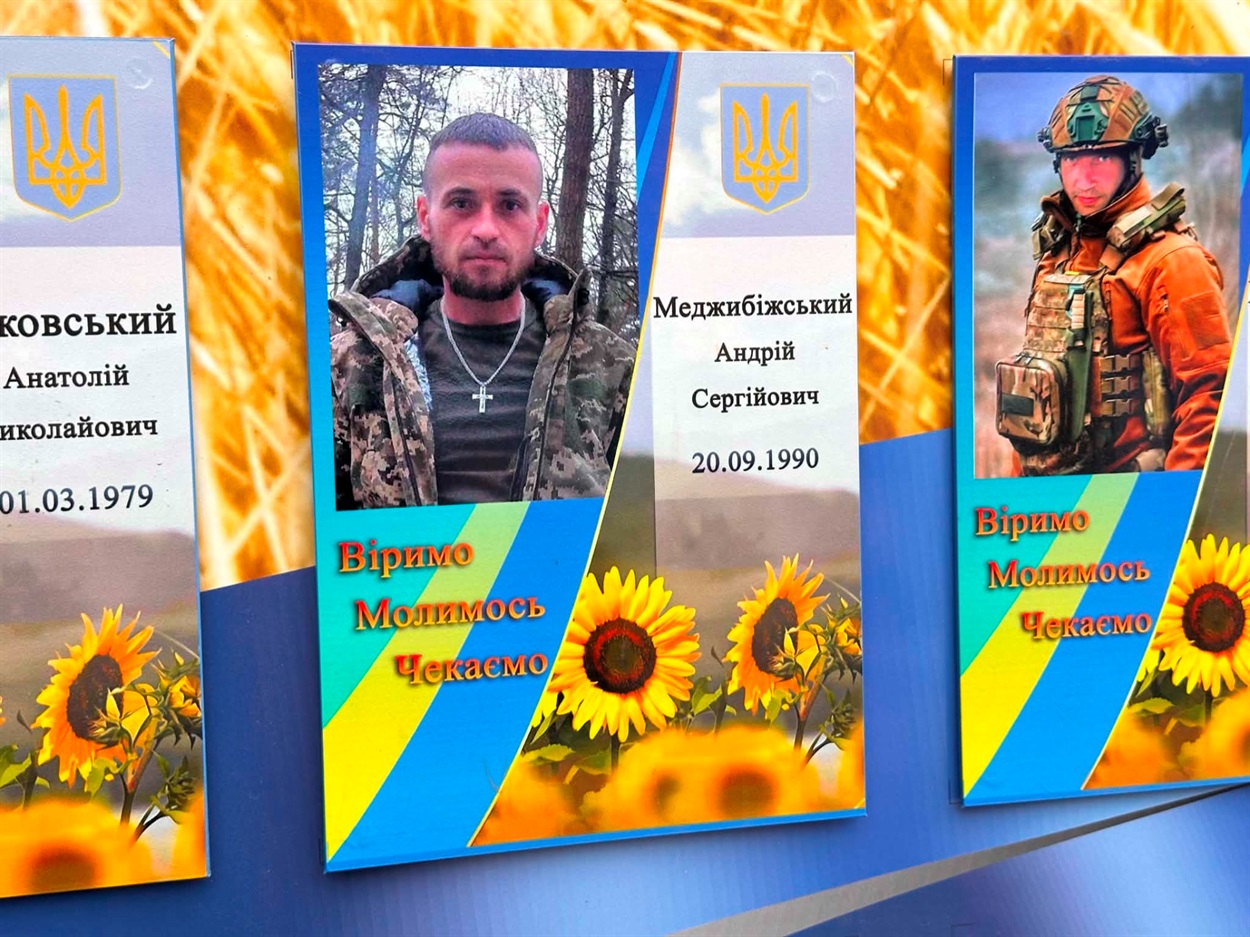 У Старокостянтинові вперше звільнений з полону військовий зняв свій портрет з Алеї Незламних