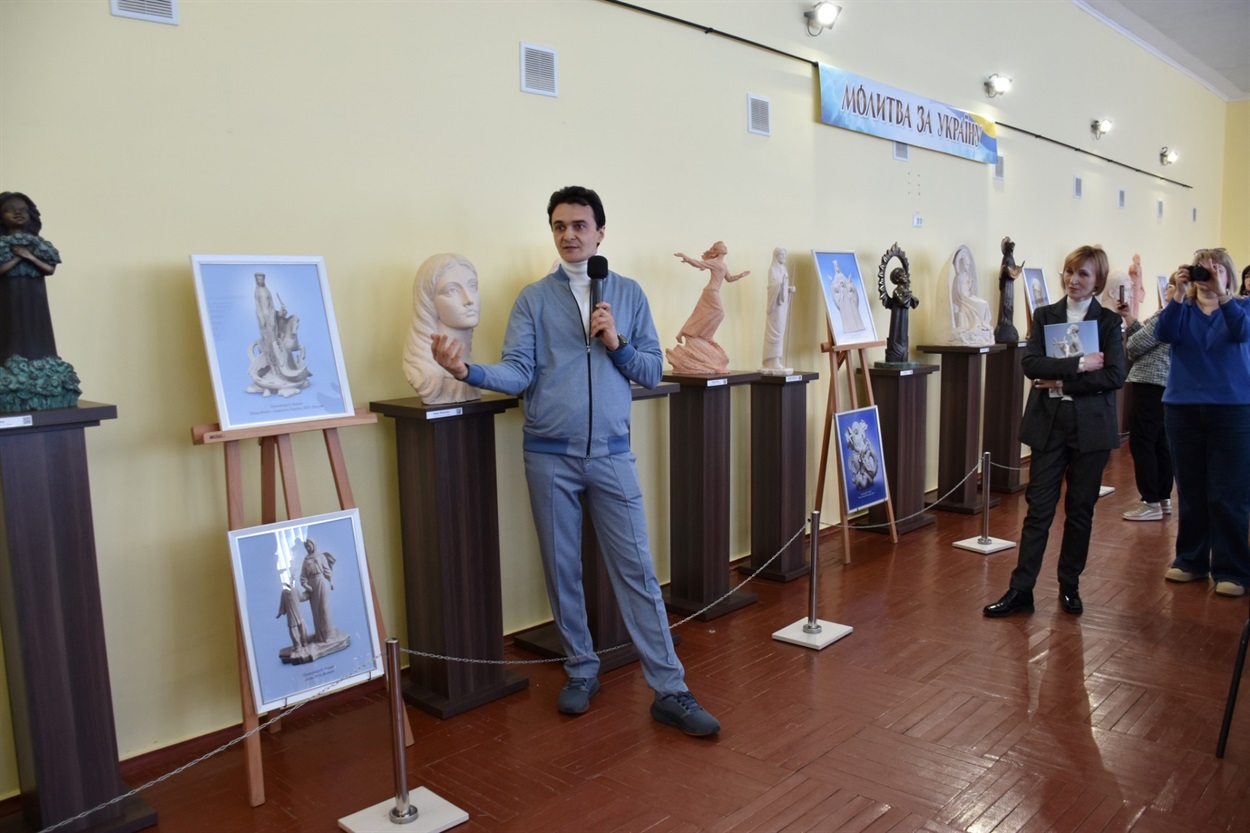 25 скульптур і 20 фоторобіт: у Старокостянтинові відкрили виставку «Молитва за Україну»
