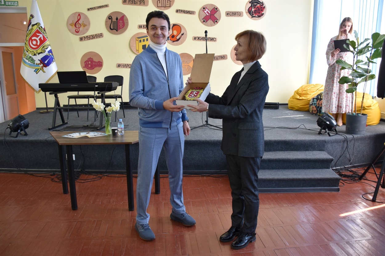 25 скульптур і 20 фоторобіт: у Старокостянтинові відкрили виставку «Молитва за Україну»