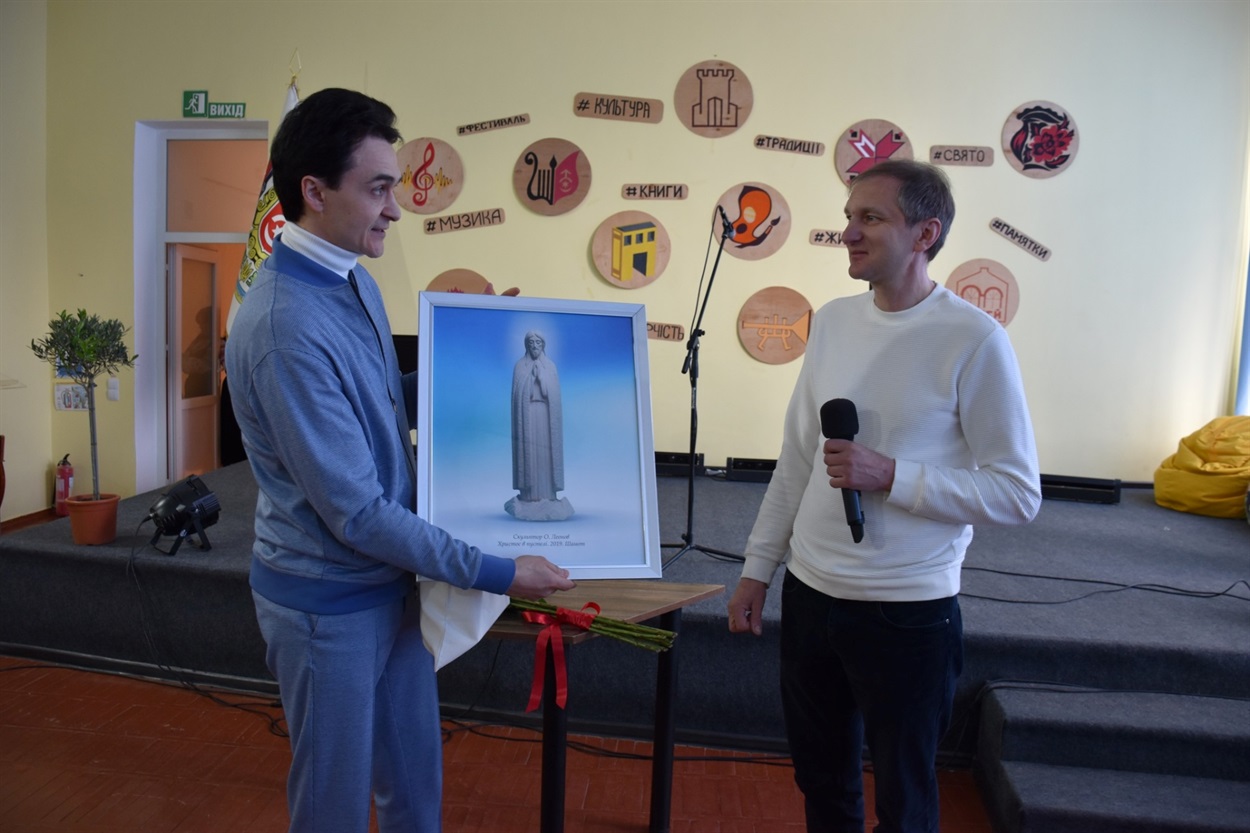 25 скульптур і 20 фоторобіт: у Старокостянтинові відкрили виставку «Молитва за Україну»