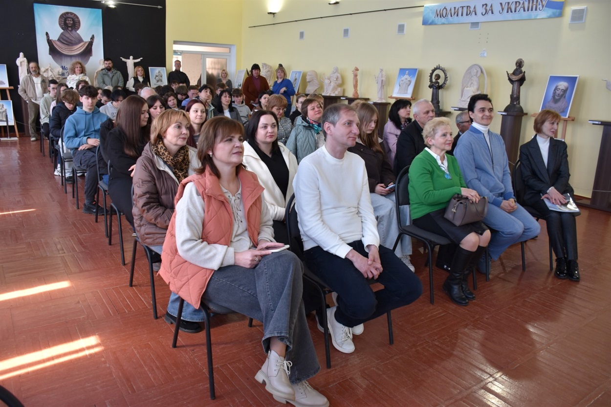 25 скульптур і 20 фоторобіт: у Старокостянтинові відкрили виставку «Молитва за Україну»