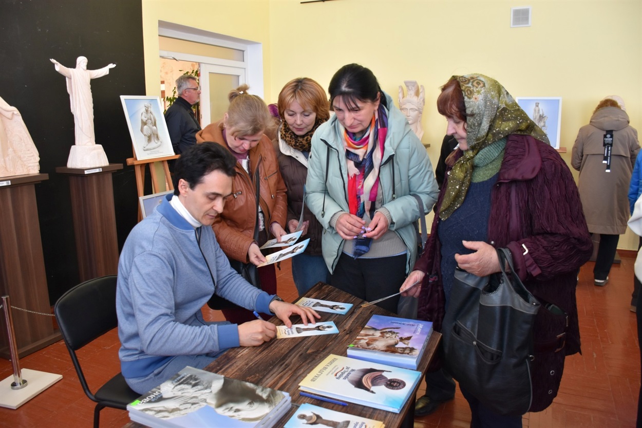 25 скульптур і 20 фоторобіт: у Старокостянтинові відкрили виставку «Молитва за Україну»