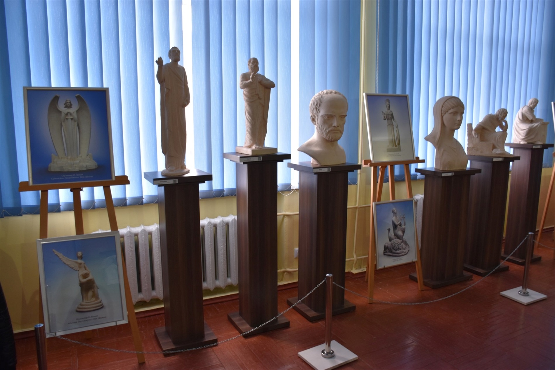 25 скульптур і 20 фоторобіт: у Старокостянтинові відкрили виставку «Молитва за Україну»