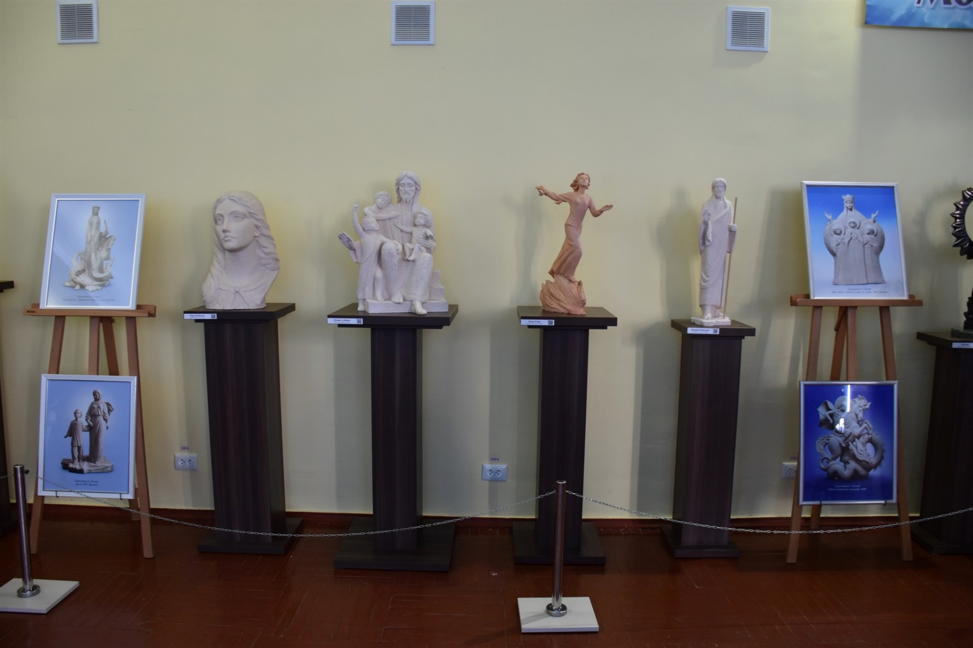 25 скульптур і 20 фоторобіт: у Старокостянтинові відкрили виставку «Молитва за Україну»