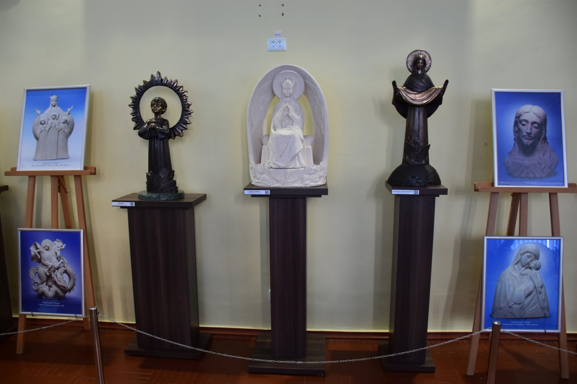 25 скульптур і 20 фоторобіт: у Старокостянтинові відкрили виставку «Молитва за Україну»