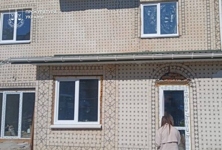 У сусідів: «зцілення» за пів мільйона, скандал із будинком для ВПО, падіння з вікна
