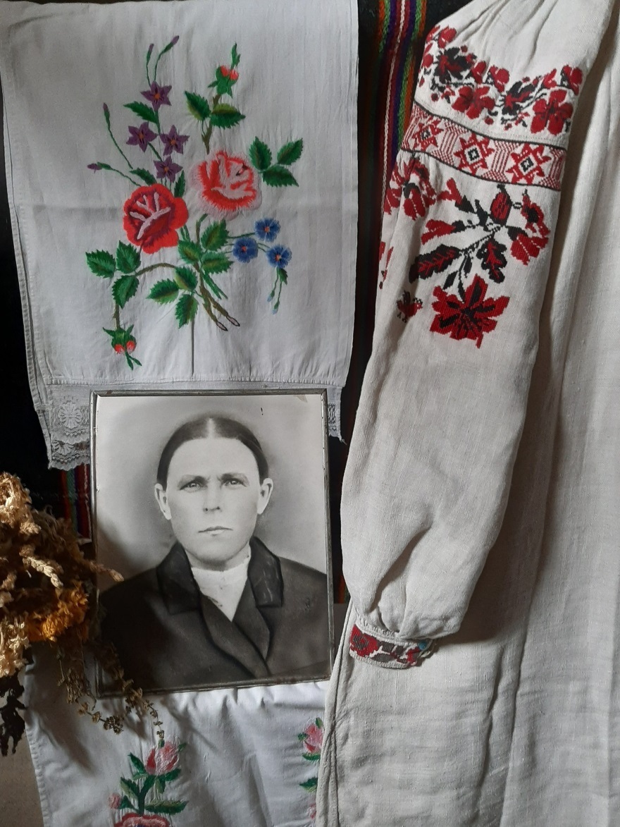 Весілля Гаврищук Христини Максимівни, 1899 року народження, та Гаврищук Миколи Ларіоновича.Відсутнє фото самого подружжя, але зберіглася  сукня молодої.Цій сорочці більше 120 років. Виготовлена вона із конопляного полотна, вишита хрестиком, червоними і чорними нитками, рослинним орнаментом. Вона не говорить уголос, але в її візерунках ціла історія: про любов, що починалася з хвилювання, про мрії, що народжувалися тихого ранку.Вінчальна, вишивана сорочка - сімейний скарб. Зберігалася в скрині, яка стояла на покутті під образами. Померла Христина Максимівна в лютому 1981 року. Через все життя пронесла пам`ять про коханого і з трепетом берегла свою вінчальну сорочку. Дивлячись на неї сьогодні, трохи пожовклу від часу, але все ще живу, здається, що вона шепоче про молодість людини, що її одягала, про її мрії, про день, коли вона стояла перед вівтарем.