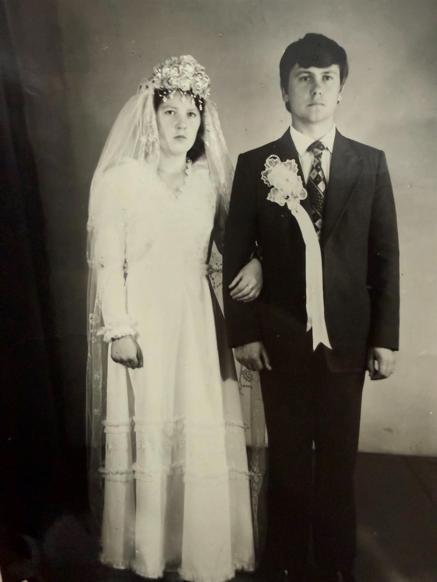 На фото родина та подружня пара Михальчук Олексій і Галина (дівоче прізвище Зубко). Весільна сукня нареченої та фата придбані у м.Вінниця. Весільний віночок виготовлений  з парафінованих (воскових) паперових квіточок. Костюм нареченого шерстяний фабричний.