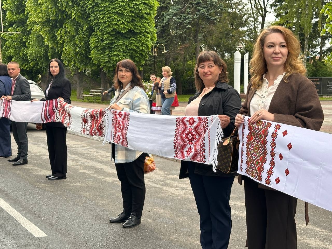 «Вишивана дорога» єдності: як Старокостянтинів відзначив День вишиванки