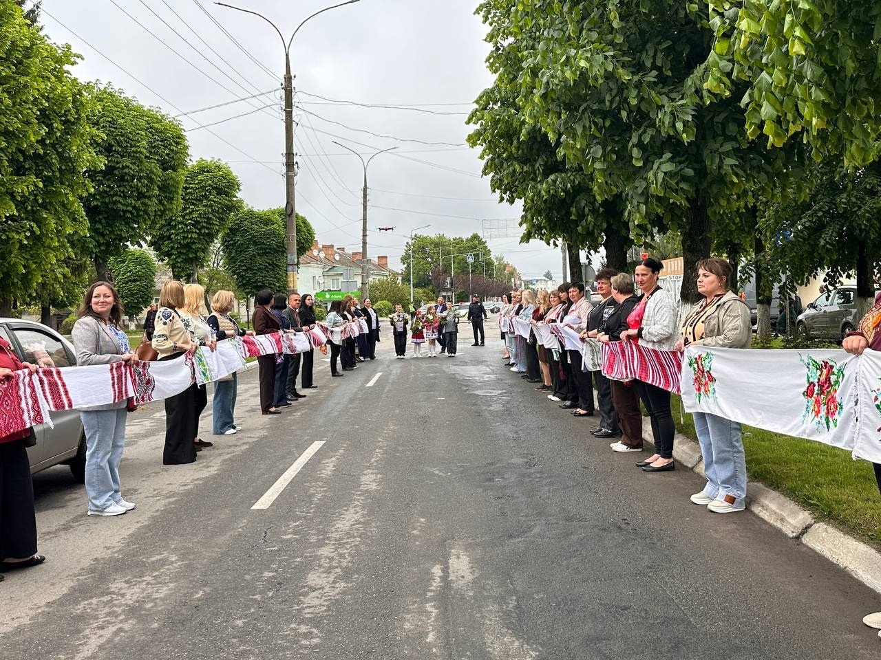 «Вишивана дорога» єдності: як Старокостянтинів відзначив День вишиванки