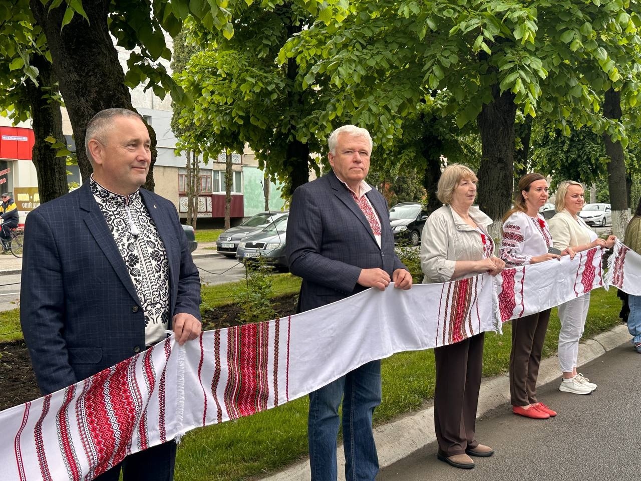«Вишивана дорога» єдності: як Старокостянтинів відзначив День вишиванки