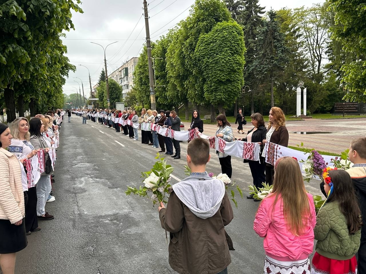 «Вишивана дорога» єдності: як Старокостянтинів відзначив День вишиванки
