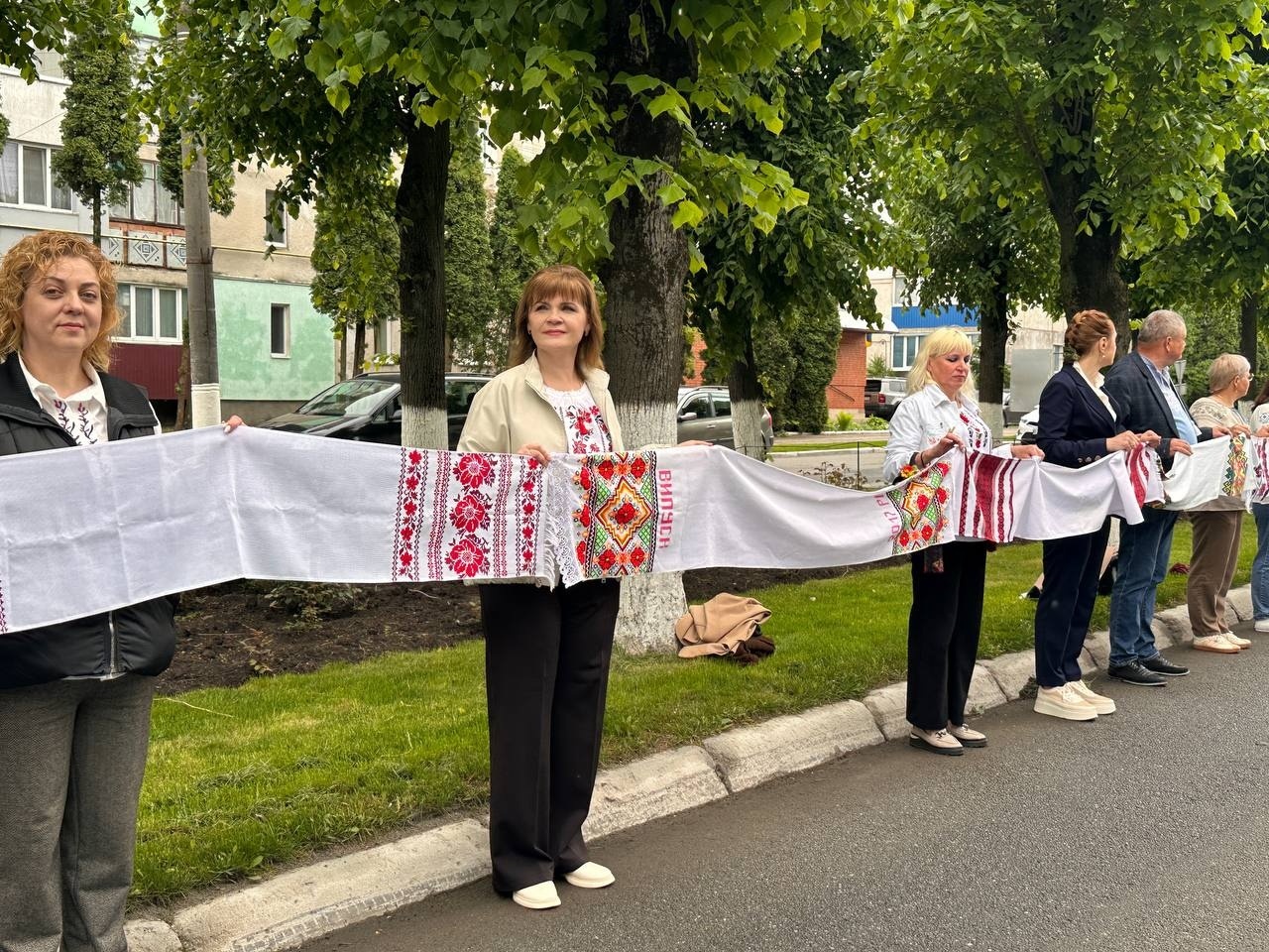 «Вишивана дорога» єдності: як Старокостянтинів відзначив День вишиванки