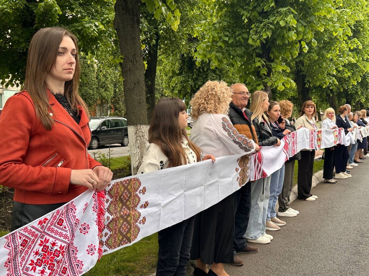 «Вишивана дорога» єдності: як Старокостянтинів відзначив День вишиванки