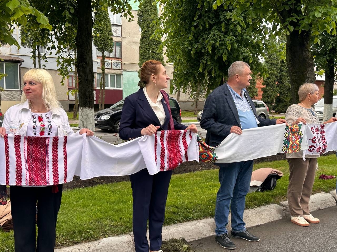 «Вишивана дорога» єдності: як Старокостянтинів відзначив День вишиванки