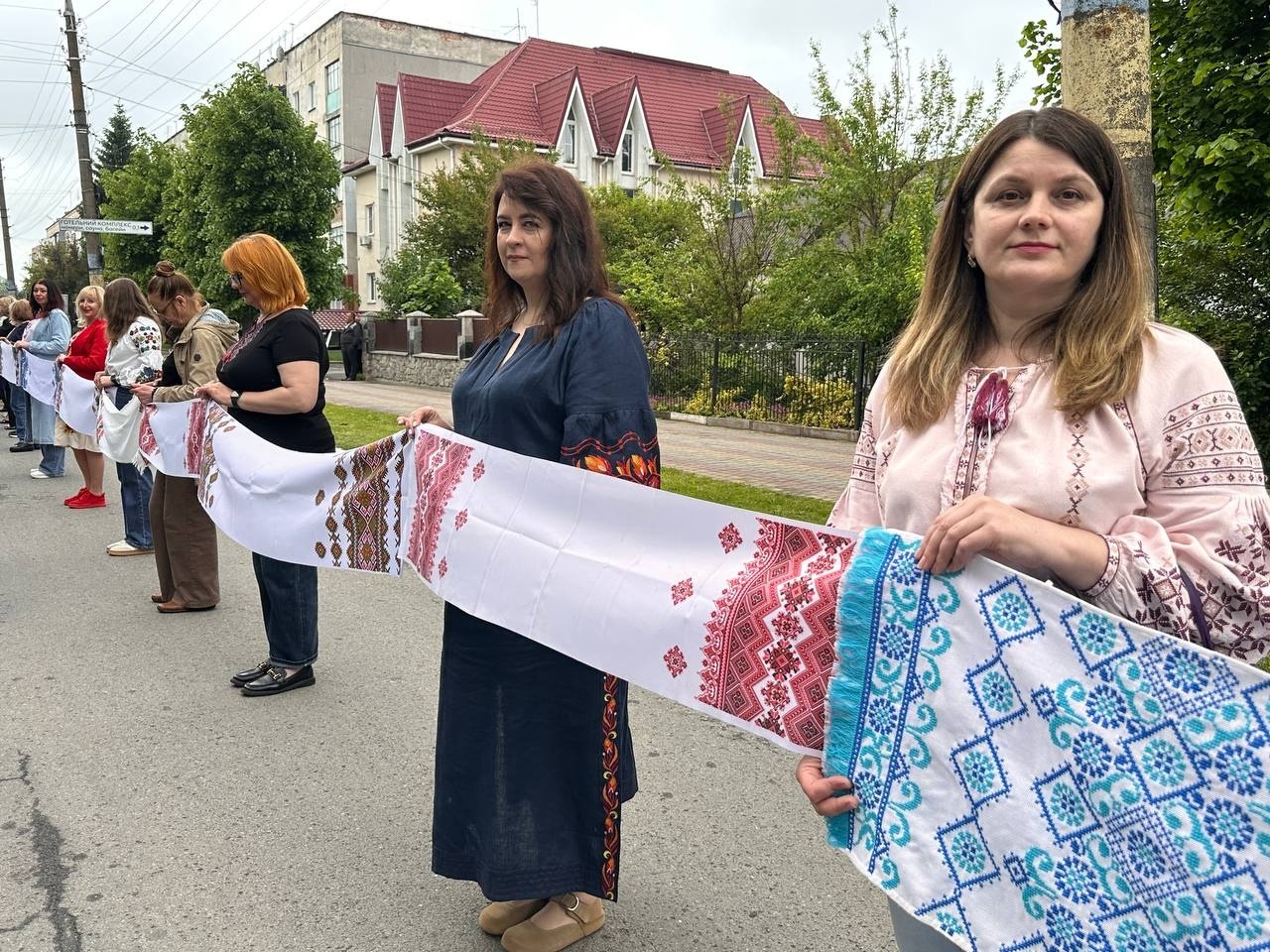 «Вишивана дорога» єдності: як Старокостянтинів відзначив День вишиванки